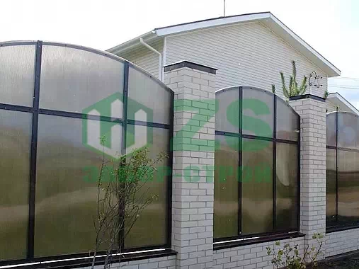 Заборы из поликарбоната с кирпичными столбами Заборы из поликарбоната с кирпичными столбами