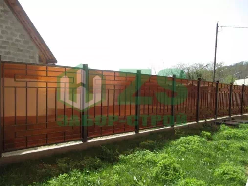 Заборы из поликарбоната на ленточном фундаменте Заборы из поликарбоната на ленточном фундаменте