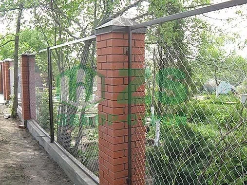 Забор из сетки рабицы с кирпичными столбами Забор из сетки рабицы с кирпичными столбами