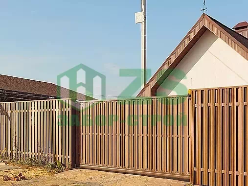 Заборы из евроштакетника шахматка с откатными воротами Заборы из евроштакетника шахматка с откатными воротами